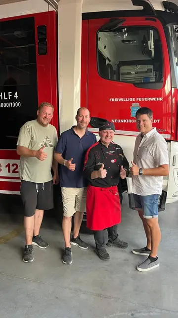 Bernhard Vorauer und Konstantin Mayer-Weinmüller, Grillweltmeister Adi Matzek und Feuerwehrkommandant Mario Lukas. | Foto: Feuerwehr Neunkirchen