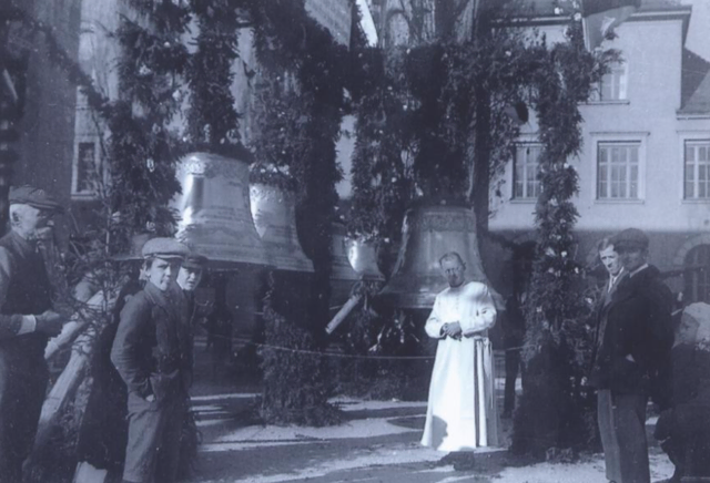 Glockenweihe 1923, im Vordergrund Pfarrer Johann Vinatzer | Foto: Pfarre Pradl
