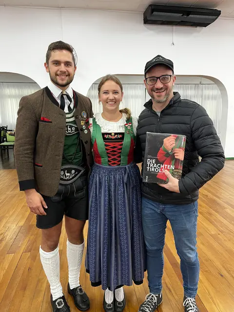 Martin und Diana vertraten in Brasilien den Tiroler Landestrachtenverband bei der Fortbildung TANZ+KURS. Mit am Bild der Initiator der Veranstaltung.  | Foto: Tiroler Landestrachtenverband