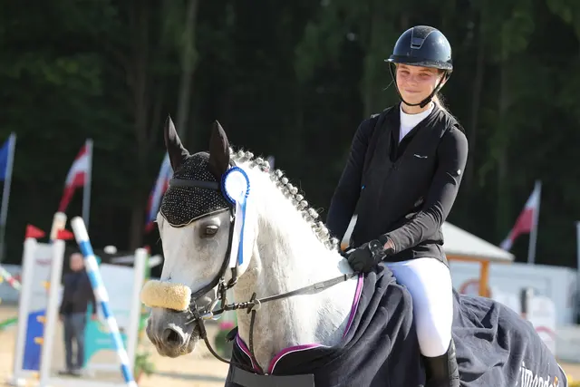 Theresa Singer holte sich den Sieg im Großen Preis im Springen über 140 cm | Foto: Horsepic.at by Brunnmayr