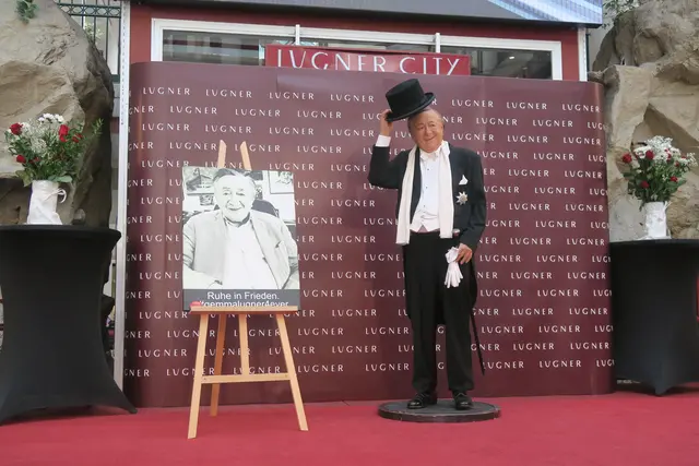 Erster Todestag: Richard Lugners Wachsfigur steht Fans den ganzen Tag zur Verfügung. | Foto: Patricia Hillinger/MeinBezirk