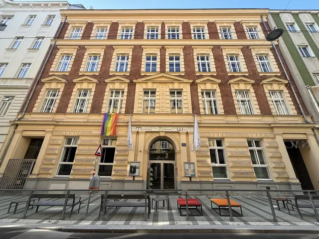 Zum Schulstart wird es vor der OVS Zeltgasse besonders lebendig. Hier kreuzen sich die Wege vieler Verkehrsteilnehmerinnen und Verkehrsteilnehmer.  | Foto: Matthias Pandrea