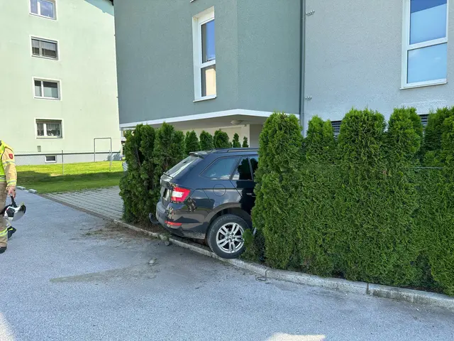 Schwieriger Zugang zum Unfallauto. | Foto: ZOOM-Tirol