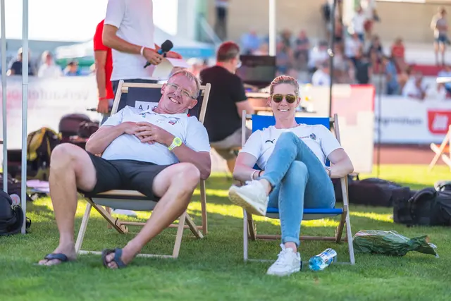 Es war im wahrsten Sinne des Wortes ein heißer Tag. Meeting-Organisator Klaus Angerer genoss eine kurze Verschnaufpause. | Foto: ÖLV / @wolf.amri