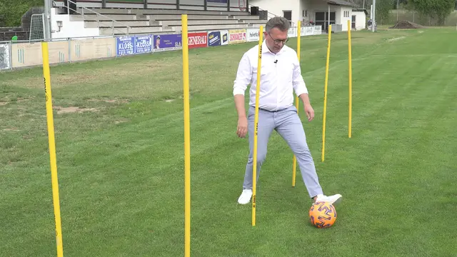 Volle Konzentration: Mit dem Ball durch den Parcours dribbeln und damit knifflige Fragen beantworten. | Foto: Lukas Triebelnig