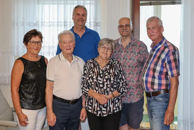 Christine Armberger, Jubilar Johann Wallner, Ulrich Achleitner, Elfriede Traxler, Christian Kopecek und Franz Schelm (v.l.) | Foto: Pensionistenverband Groß Siegharts