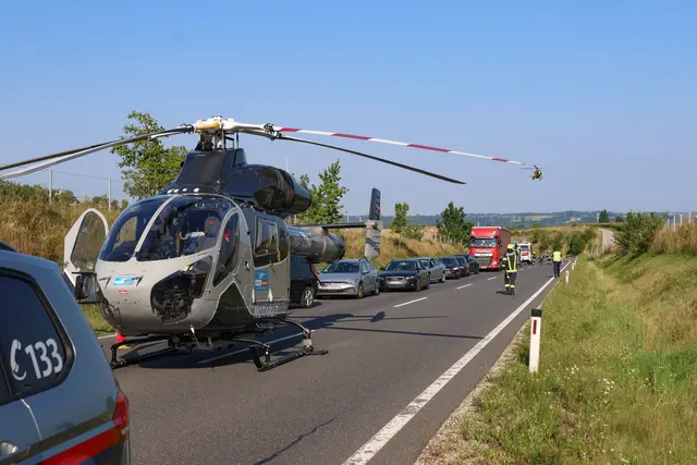 Ein Frontalcrash zweier Pkw auf der B1 Wiener Straße in Edt bei Lambach forderte zwei Todesopfer. | Foto: laumat.at