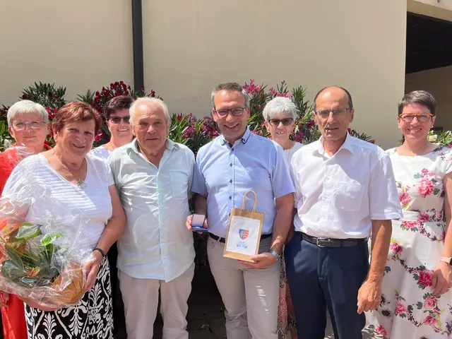 Helmut Schwarz, Johann Thiem und die Vertreter der NÖ Senioren, Erna Neumann und Gertrude Langer überbrachten Glückwünsche und Geschenke zur Diamantenen Hochzeit. | Foto: Gemeinde Schrattenberg