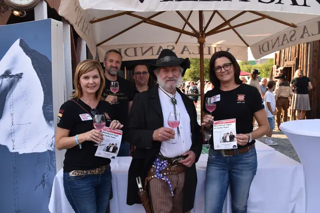 Ein Glaserl Sekt gab es bei "Villa Sandi", die persönliche Titelseite bei "MeinBezirk". | Foto: MeinBezirk Oberwart