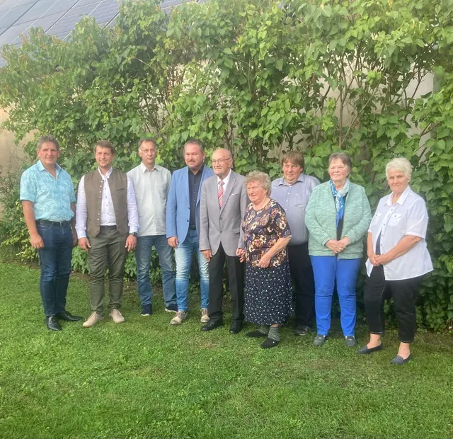 Jubilar Karl Toch mit Gattin Agnes, Bürgermeister Peter Schaludek, Geschäftsführender Gemeinderäte Günter Kadlec, Gerhard Schindler und Vertreter der Jagdgenossenschaft, der Waldgenossenschaft und des Seniorenbundes. | Foto: Marktgemeinde Ringelsdorf-Niederabsdorf