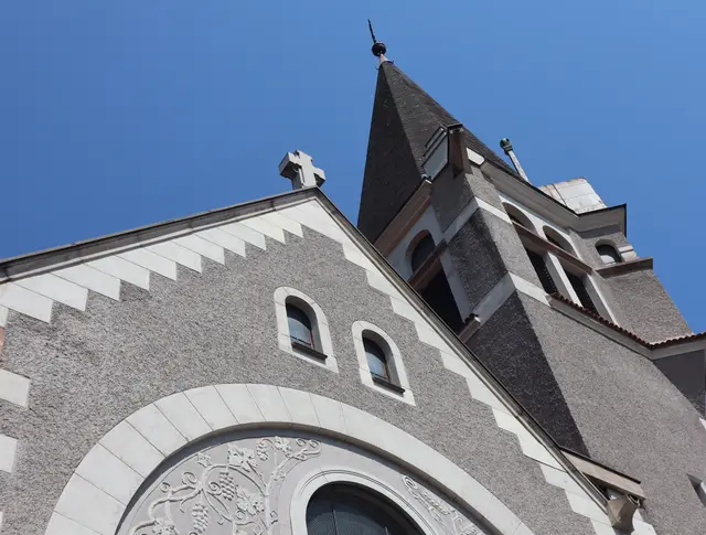 Die beeindruckende kreuzförmige Gestalt und die filigranen Außenkreuze der Gustav-Adolfs-Kirche prägen das Stadtbild von Leoben. | Foto: Werner Pregetter