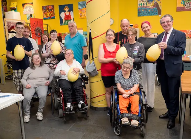 Marcell Nachtnebel, Ralph Tik, Kerstin Ruess, Betreuerin Birgit Leeb, Veronika Tiefenbacher, Claudia Voges, Norbert Almer, Rosi Aigner, Roman Irresberger, Christina Phillipeck, Manuela Gruber, Einrichtungsleiterin Claudia Salviani und Stadtrat Franz Piribauer. | Foto: Stadt Wiener Neustadt/Maurer