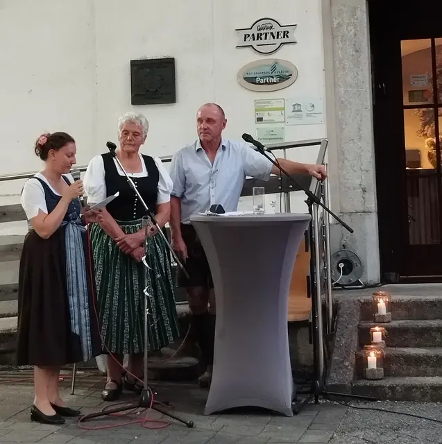Freude und Dankbarkeit
Kapellmeisterin Johanna Nachbagauer mit Resi Höbenreich und Max Sulzbacher 