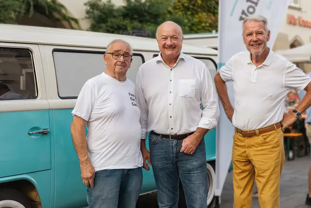 Fassl fürs Gassl-Organisator Reini Regel, Bundeskanzler Christian Stocker und Bürgermeister Klaus Schneeberger. | Foto: ÖVP WRN