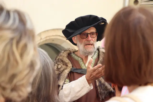 Bei seiner Führung hatte der Kaiser einiges an interessantem Hintergrundwissen im Gepäck. | Foto: Nimpf