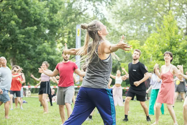 "Bewegt im Park" lädt zu zahlreichen Kursen im Freien. | Foto: Yako One