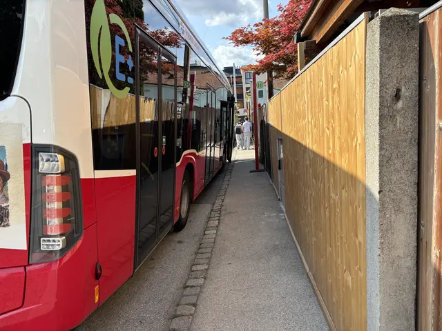 An dieser Haltestelle ist es sehr eng.  | Foto: Lisa Kammann/MeinBezirk