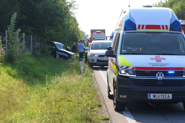 Ein Frontalcrash zweier Pkw auf der B1 Wiener Straße in Edt bei Lambach forderte zwei Todesopfer. | Foto: laumat.at