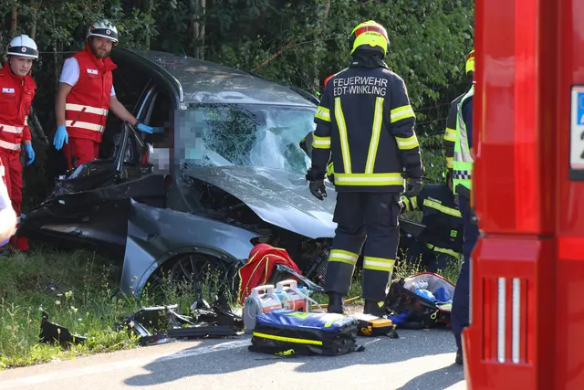 Ein Frontalcrash zweier Pkw auf der B1 Wiener Straße in Edt bei Lambach forderte zwei Todesopfer. | Foto: laumat.at