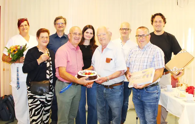 Jubilar Walter Hiller freute sich über die Gratulationen und die Geschenke bei der festlichen Feier anlässlich seines 90. Geburtstag. Pflege- und Bereichsmanagerin
Bianca Strobl; Jubilar Walter Hiller; Sarah Hiller; Reinhard Hiller; Stadtrat Helmut Batoha; Maria Kemedinger; Pflegedirektor Erich Schiller, Msc; Jubilar Walter Hiller. Gemeinderat Thomas Zechmeister; | Foto: PBZ Laa