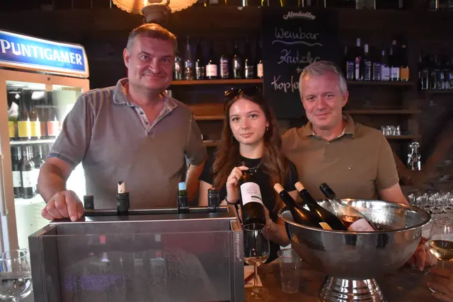 Topweine aus Deutsch Schützen präsentierten Reinhold Krutzler, Franziska und Thomas Kopfensteiner | Foto: MeinBezirk Oberwart