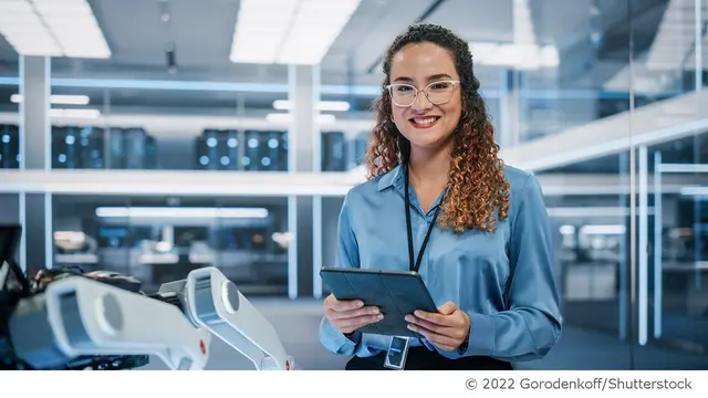 Die Besucherinnen erfahren, welche Ausbildungen direkt vor Ort angeboten werden und in welchen Branchen derzeit besonders gute Jobchancen bestehen. | Foto: Gorodenkoff/Shutterstock