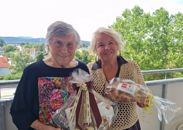 Elisabeth Hladik durfte sich zum 90. Geburtstag über Glückwünsche und Präsente von Stadträtin Sabine Bugnar freuen. | Foto: SP WRN