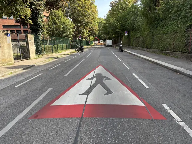 Blick in die Meillergasse, wo die Schülerinnen und Schüler des BiG ein- und aussteigen. Am Ende der Straße, an der Kreuzung mit der Riedelgasse, entsteht jetzt eine neue Querungshilfe. | Foto: Lisa Kammann/MeinBezirk