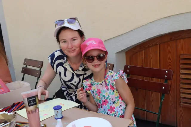 Svenja und Mama Margit ließen ihrer Kreativität am Maltisch freien Lauf. | Foto: Nimpf