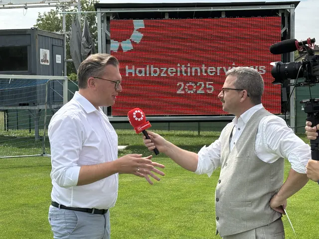 Matthias Zauner stellt sich den Fragen von Chefredakteur Oswald Hicker. | Foto: Sandra Schütz
