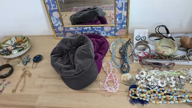 Von Schmuck bis zu Mützen: Solodchi hat all ihre Schätze mit in den Pop-Up-Store genommen.  | Foto: Lea Bacher