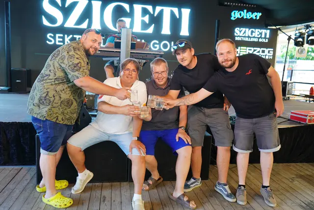 Im Bierzelt mit Jack Beck und im Hintergrund Andy Wetschka | Foto: Andrea Glatzer