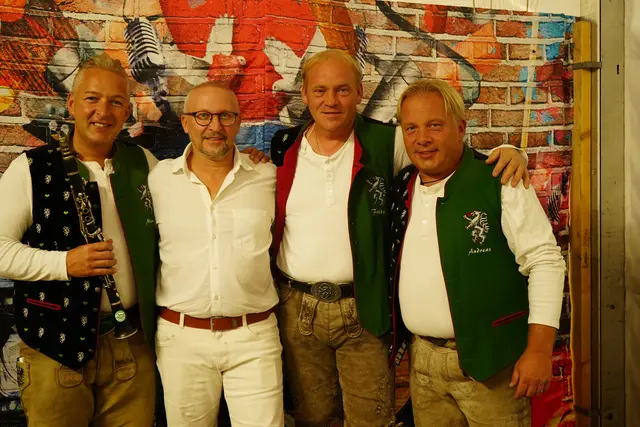 Echte Freind mit Leidenschaft: "Die Edlseer" Manfred Maier, Fritz Kristoferitsch und Andreas Doppelhofer mit Dieter Horvath, Golser Amtsleiter und Organisator  | Foto: Andrea Glatzer