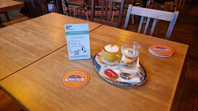 Vor, bei oder nach dem Essen können die Gäste mit einem einfachen Scan auf dem Smartphone spenden und damit Gutes tun, so die Caritas Salzburg. | Foto: Caritas Salzburg