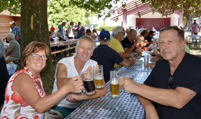 Karin und Gert Wulz mit Manfred Schreibstock genossen in der Vergangenheit das Biergartenfest. | Foto: Elisabeth Peinsipp
