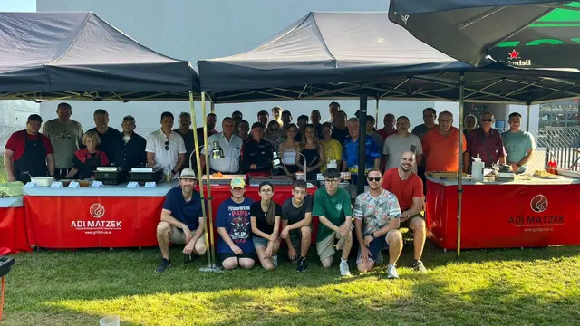 Die Mannschaft freute sich über die Grillerei. | Foto: Feuerwehr Neunkirchen