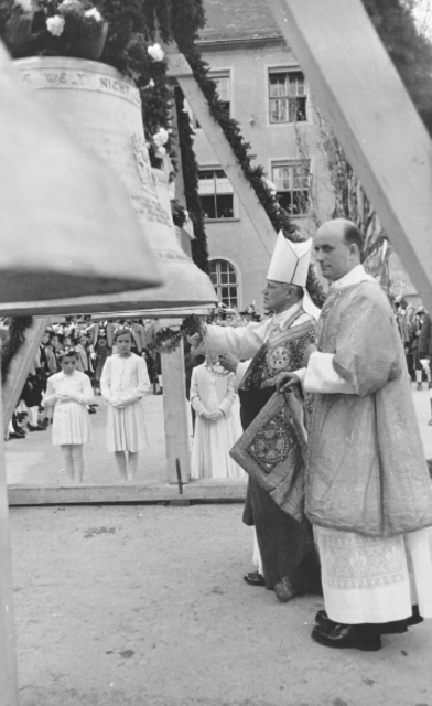 Abt Hieronymus Triendl von Wilten weiht die Glocken | Foto: Pfarre Pradl