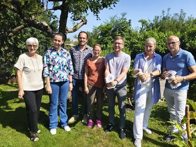 Zufrieden mit der "Tigermücken-Auswilderung" (v.l.): Gertrude Miculics (Heimgartenverein Schönau), Chantel De Beer, Thomas Wallner und Hanano Yamada (Seibersdorf Labor GmbH), Stadtrat Robert Krotzer mit Leiterin Eva Winter und Erwin Wieser (Gesundheitsamt Graz) | Foto: Christoph Lamprecht