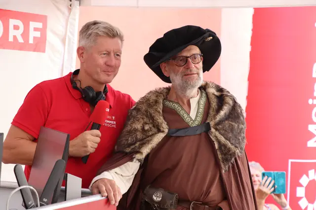 Moderator Markus Feichter mit Kaiser Maximilian (Fremdenführer Martin Nagiller) in Rattenberg. | Foto: Nimpf