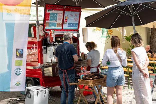 Zahlreiche Gastronomen bieten regionalen Wein, frisch gezapftes Bier und kulinarische Schmankerl an.  | Foto: It's So/Me