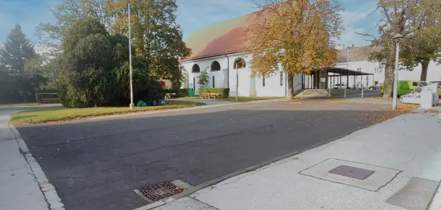 Vor dem Umbau, die 2023 neu versiegelte Asphaltfläche-  Platz zwischen den Gemeindebauten und knapp bis zur Kirche St. Josef | Foto: johann wieland