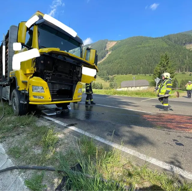 Dienstagnachmittag wurde die Freiwillige Feuerwehr Vordernberg zu einem Lkw-Brand auf der B115 auf Höhe der Laurentikirche alarmiert. | Foto: FF Vordernberg