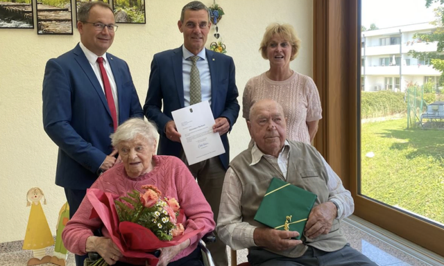 Die Steinerne Hochzeit feierten das Ehepaar Ottilie und Friedrich Daffert, im Wintergarten des Pflegeheim Eggenburg, im Bild mit Bürgermeister Christian Krottendorfer aus Röschitz, Bezirkshauptmann Stefan Grusch und Bürgermeisterin Margarete Jarmer aus Eggenburg. | Foto: Gemeinde Röschitz