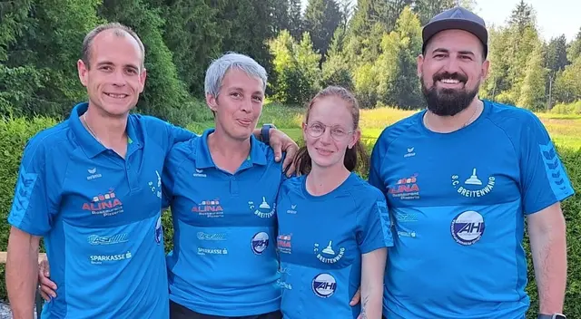 Das Mixed-Team aus Breitenwang freute sich sichtlich über den Podestplatz. | Foto: SCB