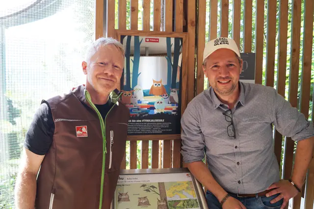 Mag. Stephan Bair freut sich zusammen mit Alpenzoo Direktor Dr. André Stadler über die Patenschaft für die „Lese-Eule“ der Tyrolia. | Foto: © Tyrolia