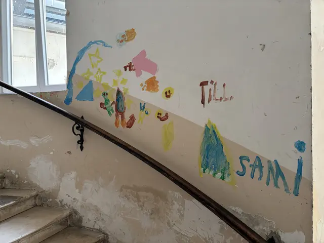 Die bunt bemalten Hallen stören jetzt niemanden mehr. Die Kindergruppe gehört zu den letzten Mieterinnen und Mietern in dem Gebäude und hat jetzt einen neuen Standort gefunden. | Foto: Ipirotis/MeinBezirk