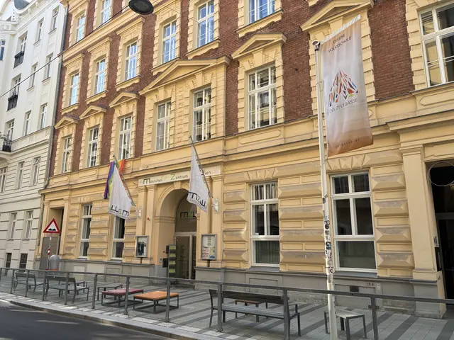 Zum Schulstart wird es vor der OVS Zeltgasse besonders lebendig. Hier kreuzen sich die Wege vieler Verkehrsteilnehmerinnen und Verkehrsteilnehmer.  | Foto: Matthias Pandrea