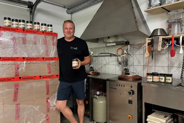 Grund zur Freude für Manfred Huber: Im Produktionsraum steht die erste Groß-Lieferung für Dubai bereit. | Foto: MeinBezirk Perg