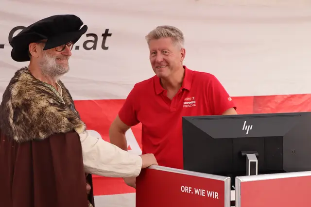 Bevor er seine Stadtführung begann, wurde Kaiser Maximilian zum Live-Interview gebeten. | Foto: Nimpf