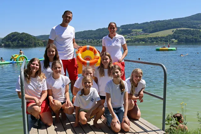 Daniela Kaltenegger (Landesreferentin für Schwimmen und Rettungsschwimmen) und Mario Kaltenegger(Bezirkseinsatzleiter Flachgau Nord) mit Theresa, Eva, Flora, Rosa, Verena, Anessa, Melanie und Carina von der Wasserrettungsjugend Seeham. | Foto: Land Salzburg/Melanie Hutter